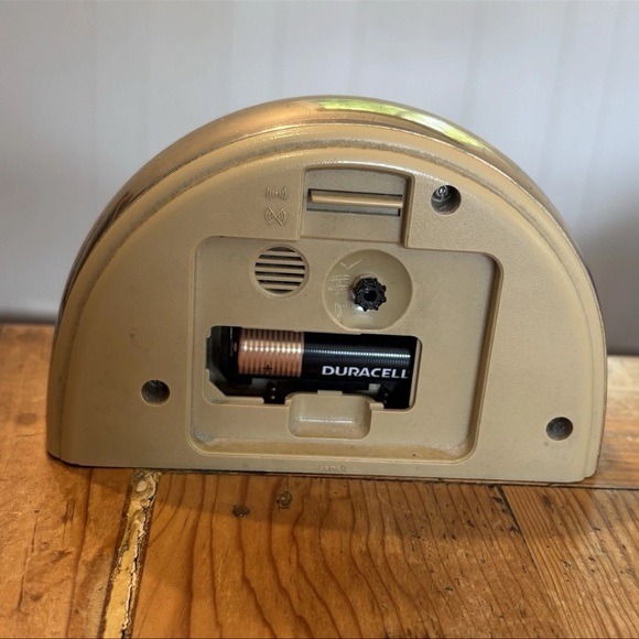 Vintage Seiko Quartz Gold Tone Alarm Clock - Picture 4 of 7